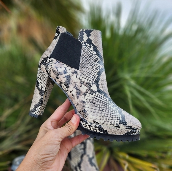 AllSaints ‘Sarris’ Heeled Ankle Boots‎